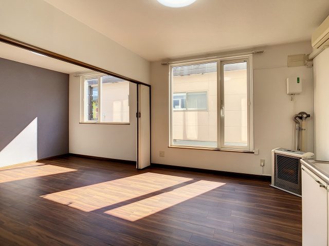 ラベンダーブルーの壁紙がおしゃれな2DKのご紹介☆