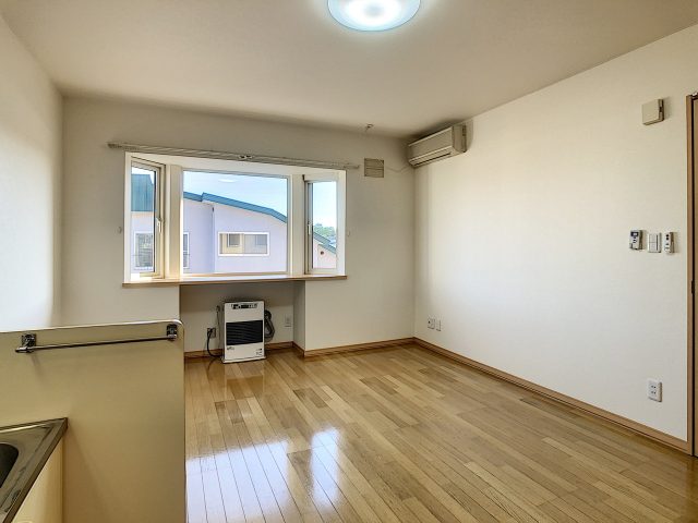 外観ピンク色、洋室は黄色い壁紙が貼ってある可愛らしい1LDK☆