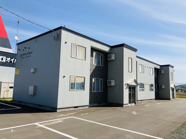 ナチュラル+ダークの色合いの床。シンプルで洗練された2LDK