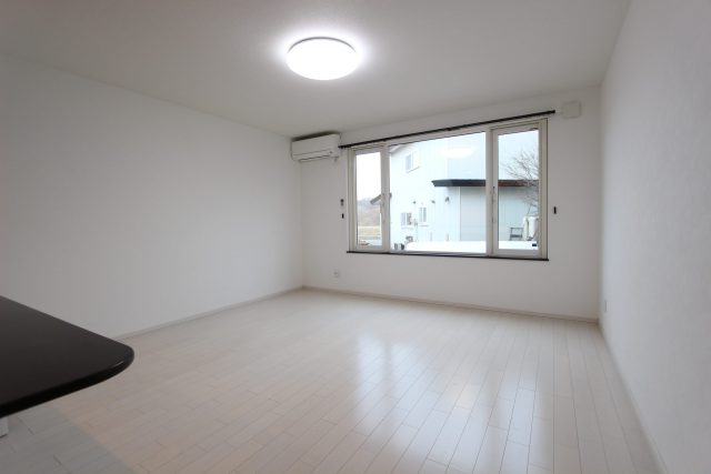 白基調+ダークブラウンのシンプルなお部屋